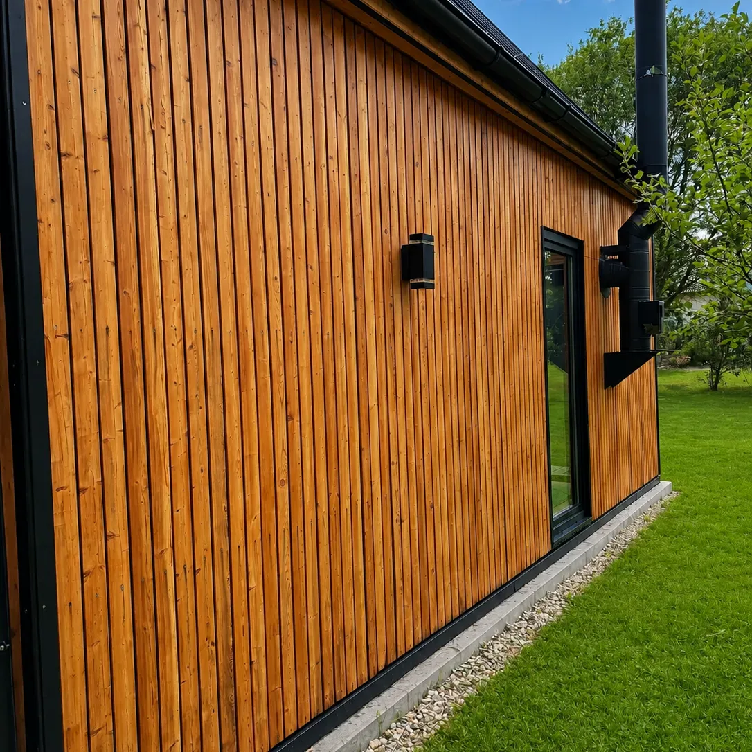 SpitzDachHaus Seitenansicht – Holzfassade und Terrasse